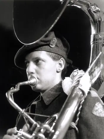 Muzikant speelt bastuba.