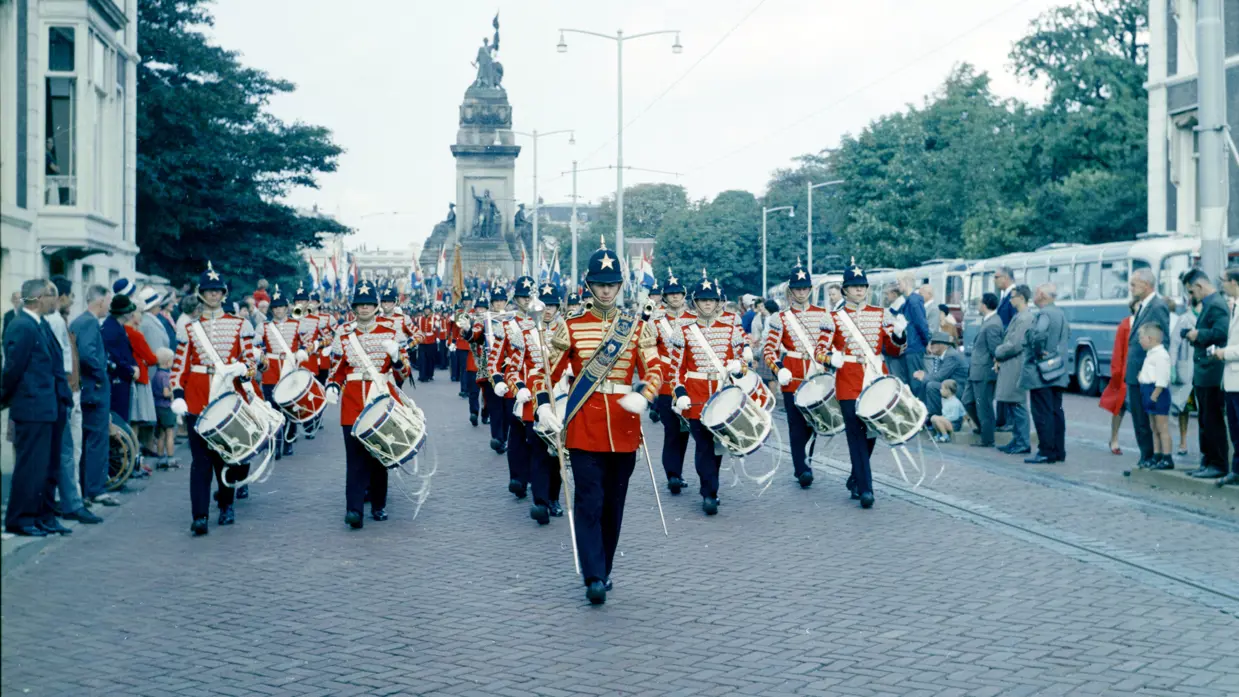 Tamboerskorps speelt tijdens ceremonie op straat.