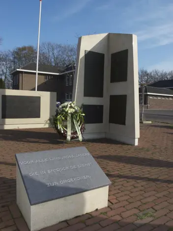 Herdenkingsmonument met tekst: Voor alle Limburgse Jagers die in en door de dienst zijn omgekomen.