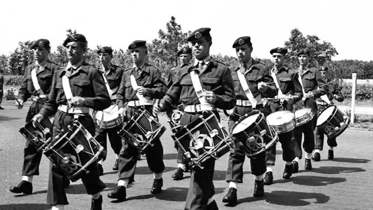 Zwart-witfoto van militair orkest.