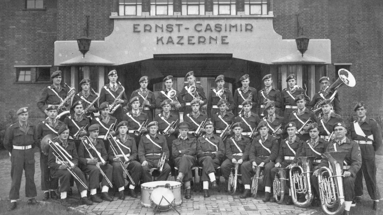 Zwart-witfoto van militair orkest.