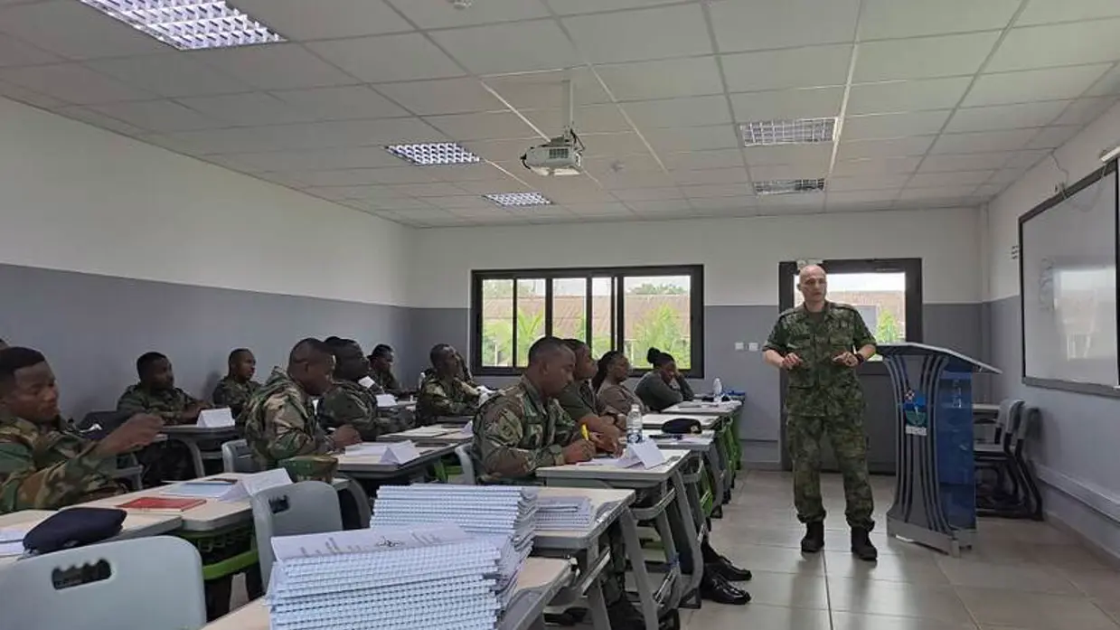 Militair staat voor de klas tijdens training aan andere militairen.