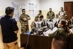 Nederlandse, Libanese en Jordaanse militairen in een trainingslokaal.