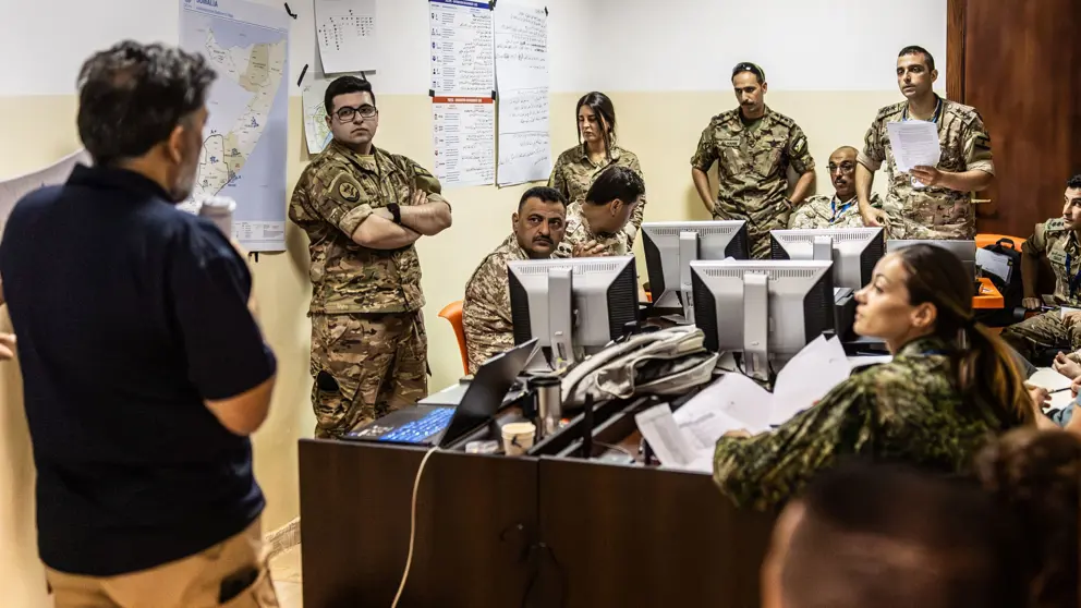 Nederlandse, Libanese en Jordaanse militairen in een trainingslokaal.
