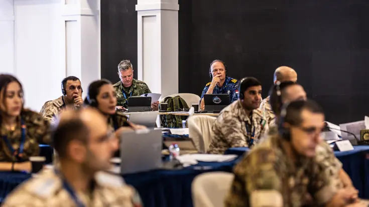 Nederlandse, Libanese en Jordaanse militairen in een trainingslokaal.