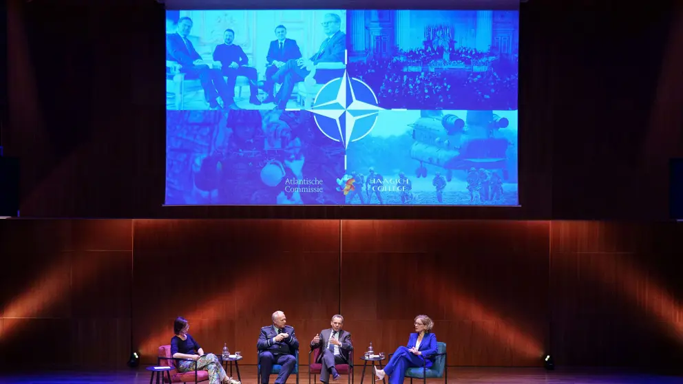 Van links naar rechts: de gespreksleider, minister Veldkamp, generaal Eichelsheim en Beatrice de Graaf.