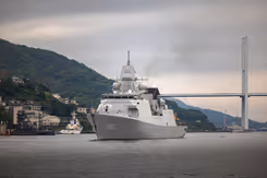 Luchtverdedigings- en commandofregat Zr.Ms. Tromp op zee.