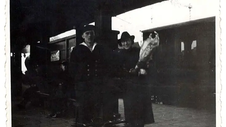 Historische foto van marineman met zijn vrouw.