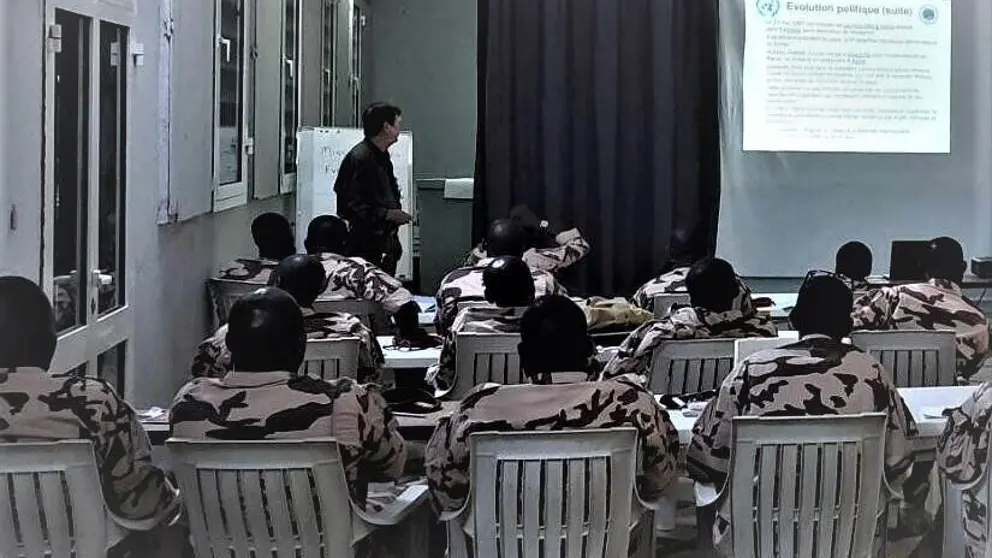 Klas Afrikaanse militairen op de rug gezien kijken naar een scherm.