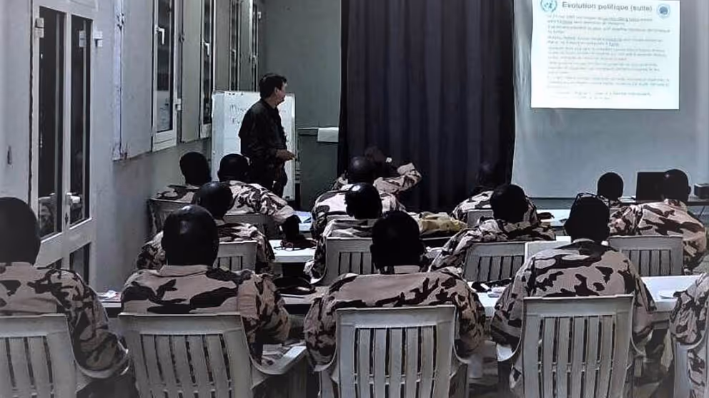 Klas Afrikaanse militairen op de rug gezien kijken naar een scherm.