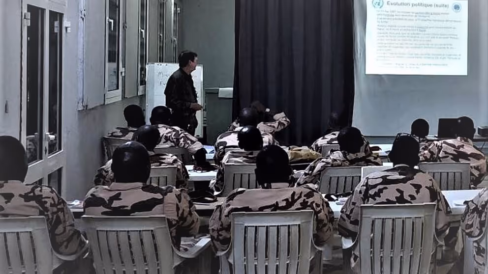 Klas Afrikaanse militairen op de rug gezien kijken naar een scherm.