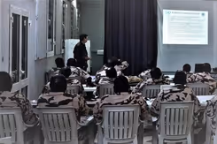 Klas Afrikaanse militairen op de rug gezien kijken naar een scherm.