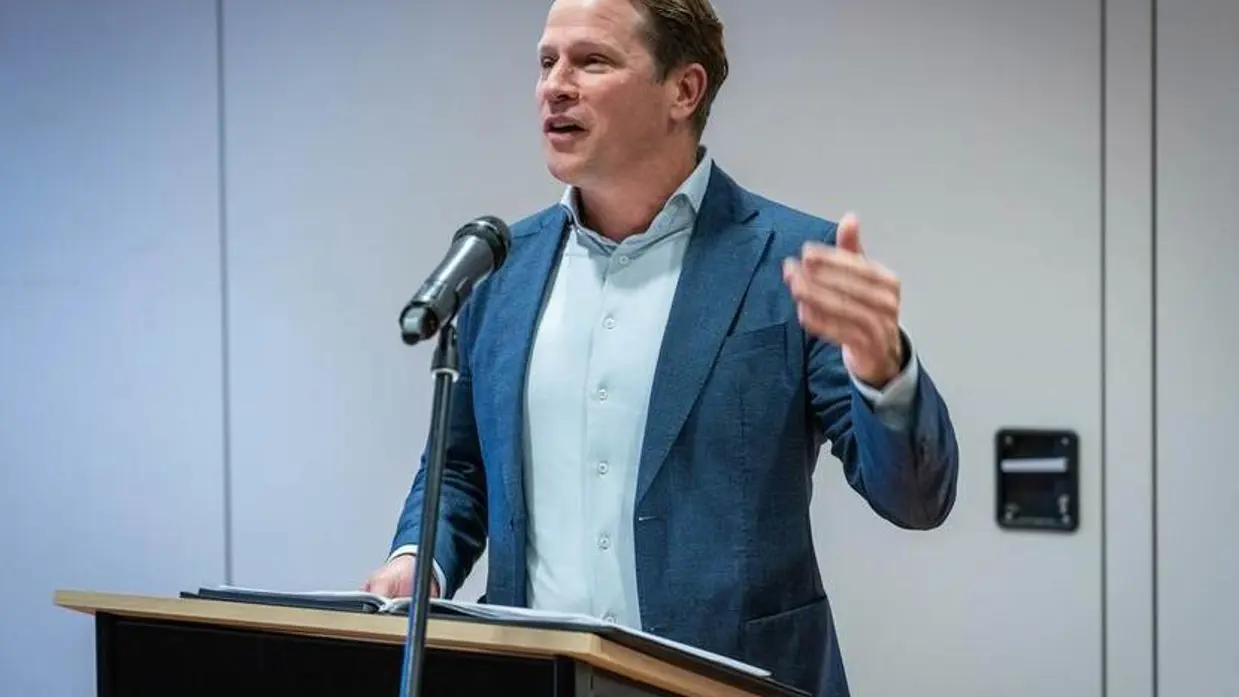 Staatssecretaris Gijs Tuinman staat achter een katheder.