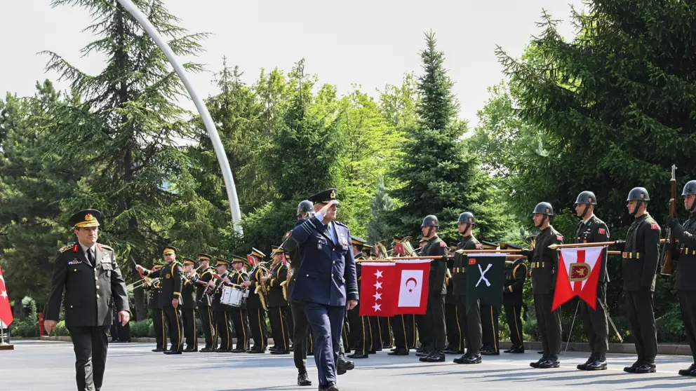 De generaal wandelt langs opgestelde troepen.