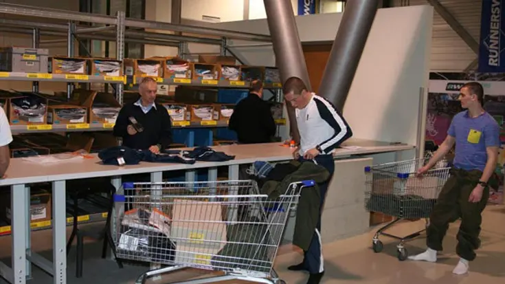 Militairen krijgen kleding uitgereikt.