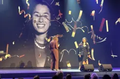 Maite Snel loopt het podium op om haar prijs in ontvangst te nemen.
