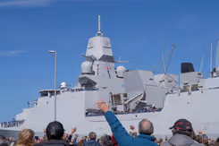 Thuisfront zwaait bemanning Zr. Ms. De Ruyter uit