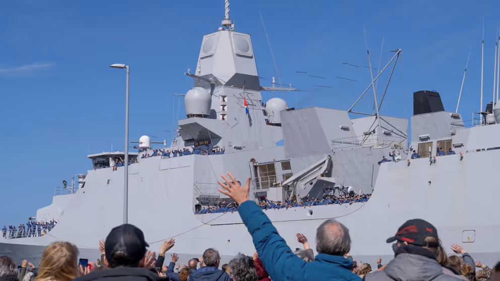 Thuisfront zwaait bemanning Zr. Ms. De Ruyter uit