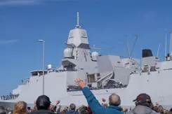 Thuisfront zwaait bemanning Zr. Ms. De Ruyter uit