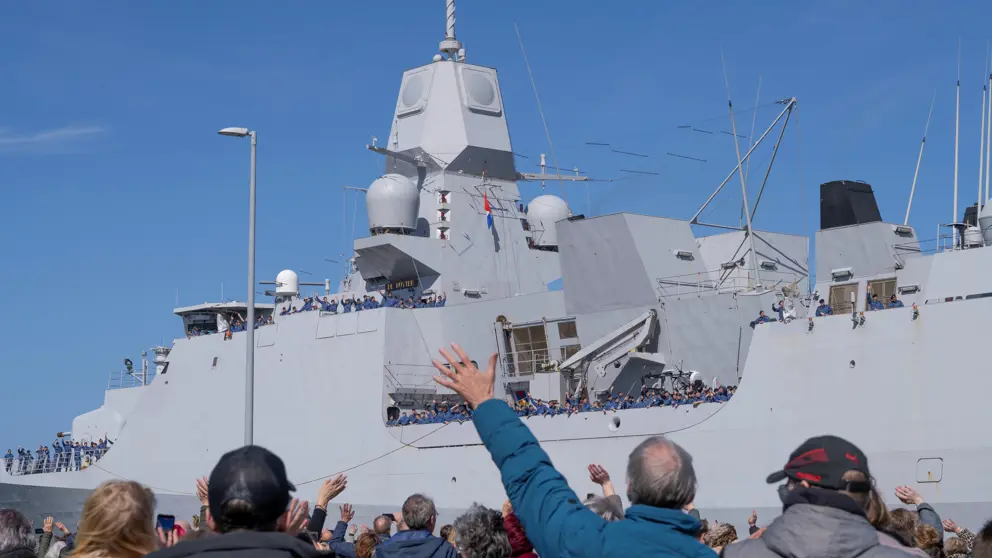 Thuisfront zwaait bemanning Zr. Ms. De Ruyter uit