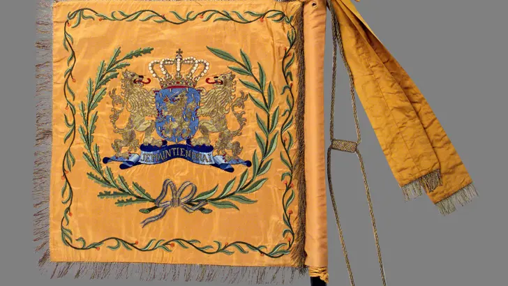 De achterkant van het vaandel van het Regiment Infanterie Johan Willem Friso.