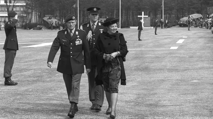 Luitenant-kolonel P. van Uhm, prins Willem-Alexander en koningin Beatrix