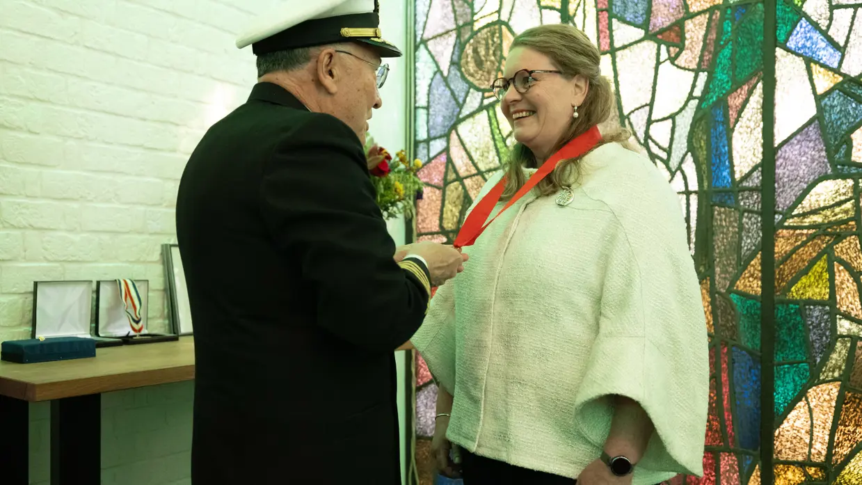 Jacqueline van Tilburg-van Griensven ontving de Legion of Honor Bronze Medallion. 