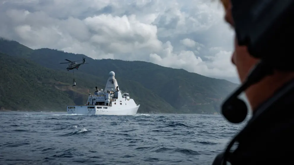 Een NH90-maritieme gevechtshelikopter zet vanaf Zr.Ms. Groningen noodhulpgoederen aan land in Venezuela.