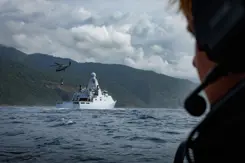 Een NH90-maritieme gevechtshelikopter zet vanaf Zr.Ms. Groningen noodhulpgoederen aan land in Venezuela.