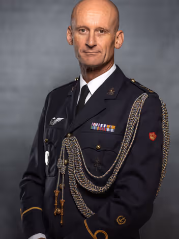 Militair in uniform met nestel.