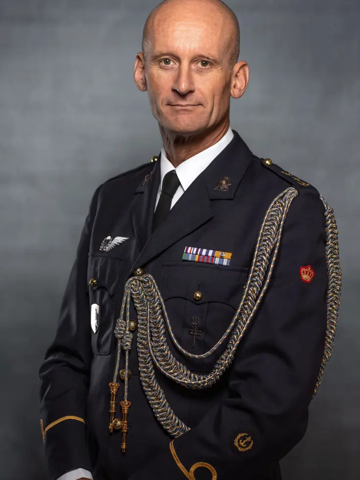 Militair in uniform met nestel.