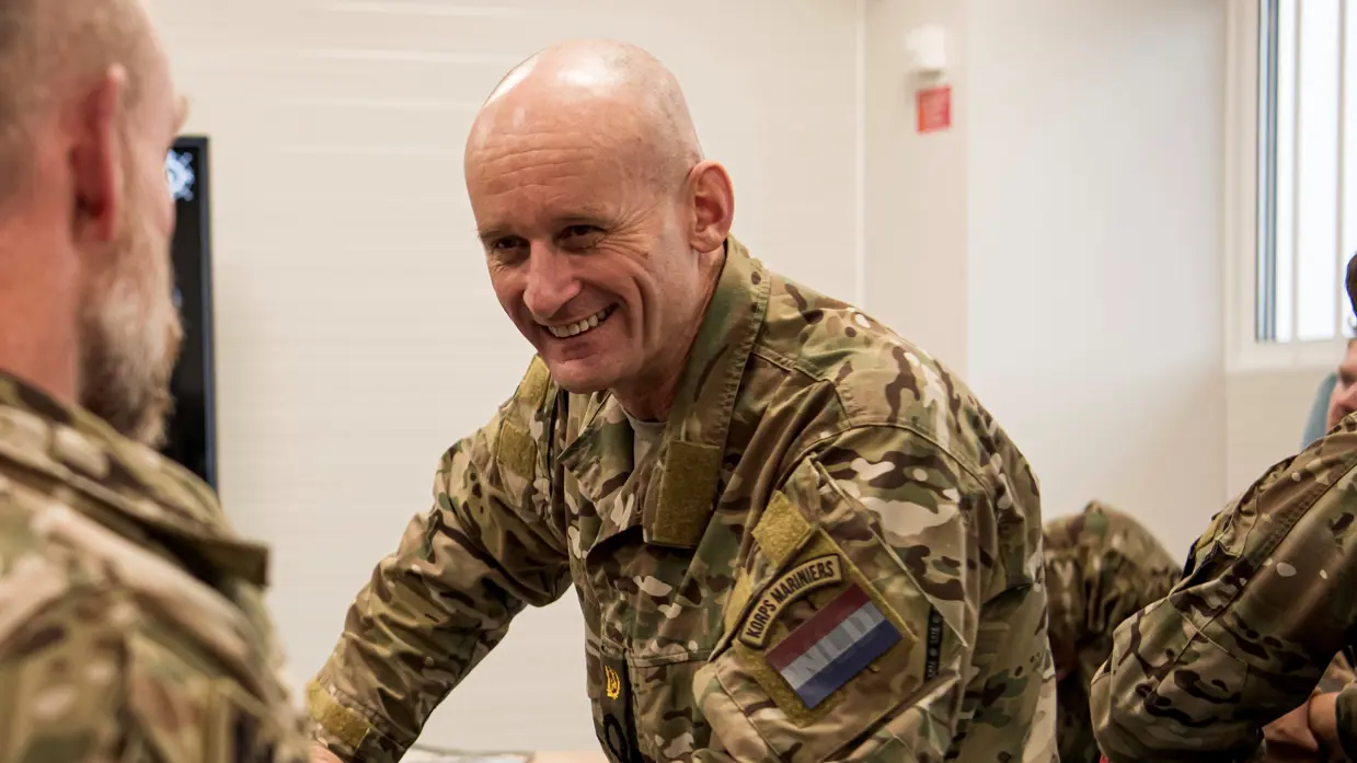  Lachende militair in gesprek met collega.