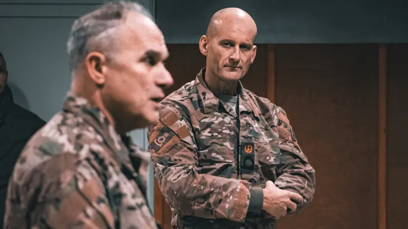 Militair luistert naar andere militair die spreekt.