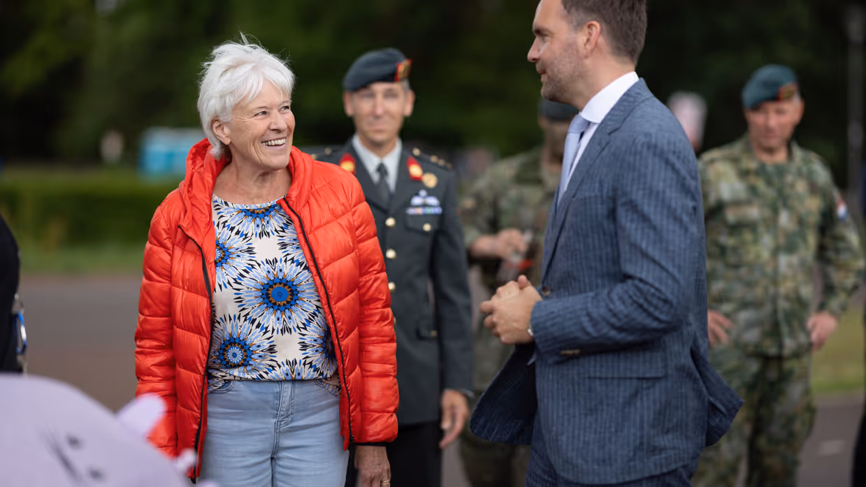 Staatssecretaris Boswijk in gesprek met bewoner.