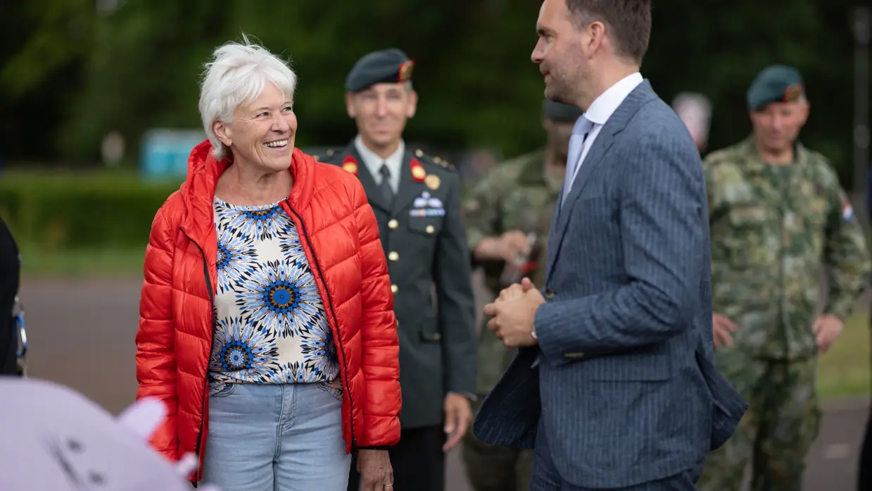 Staatssecretaris Boswijk in gesprek met bewoner.