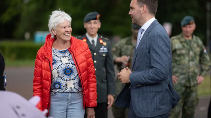 Staatssecretaris Boswijk in gesprek met bewoner.
