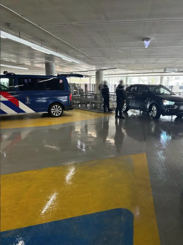 Marechaussees controleren voertuigen in de parkeergarage van Eindhoven Airport.