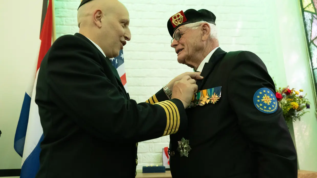 Veteraan Ad Bouterse ontvangt de Legion of Honor Award. 