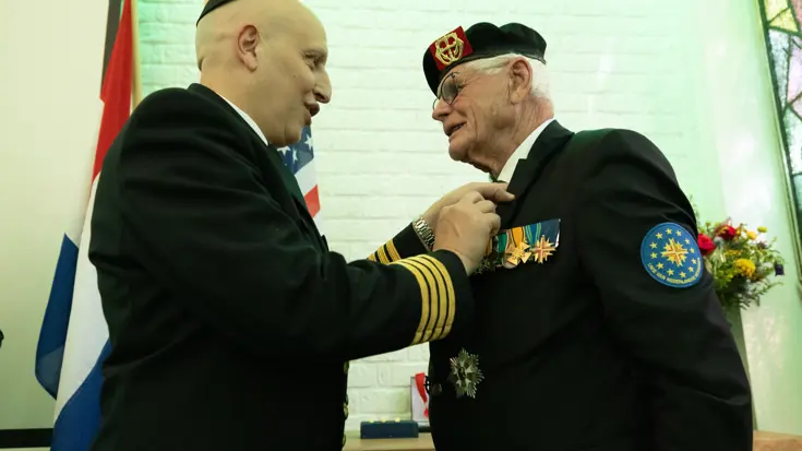 Veteraan Ad Bouterse ontvangt de Legion of Honor Award. 