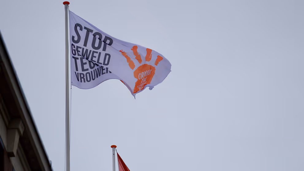 De campagnevlag wappert boven het defensiegebouw aan de Kalvermarkt in Den Haag. 