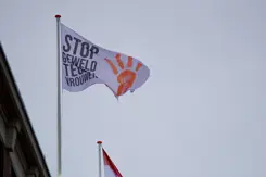 De campagnevlag wappert boven het defensiegebouw aan de Kalvermarkt in Den Haag. 