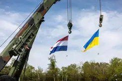 De Nederlandse en Oekraiense vlag wapperen in de lucht.