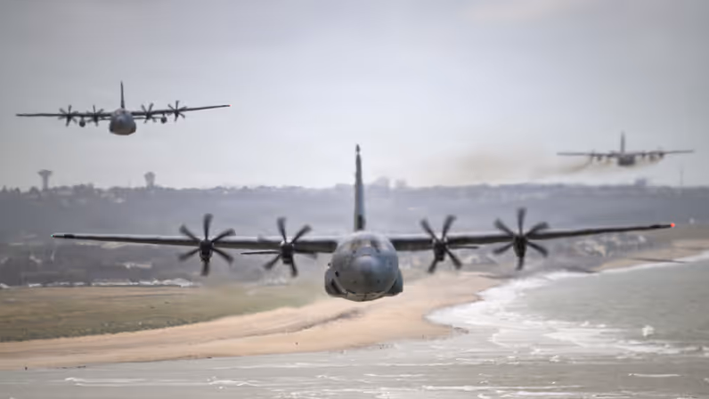 Drie C-130-vliegtuigen scheren laag over de France kust