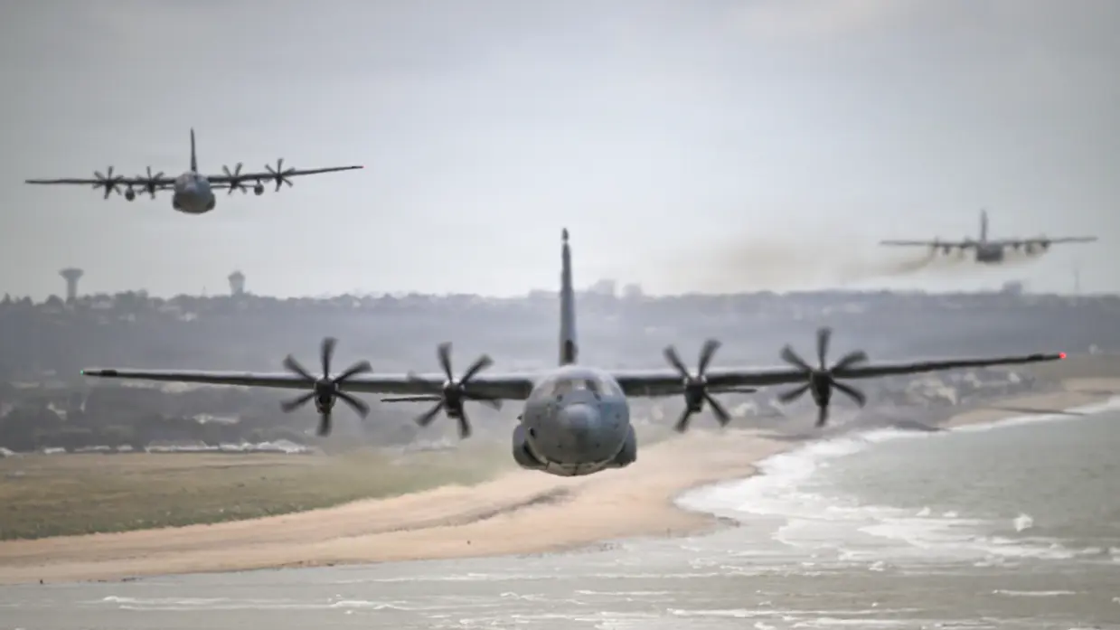 Drie C-130-vliegtuigen scheren laag over de France kust
