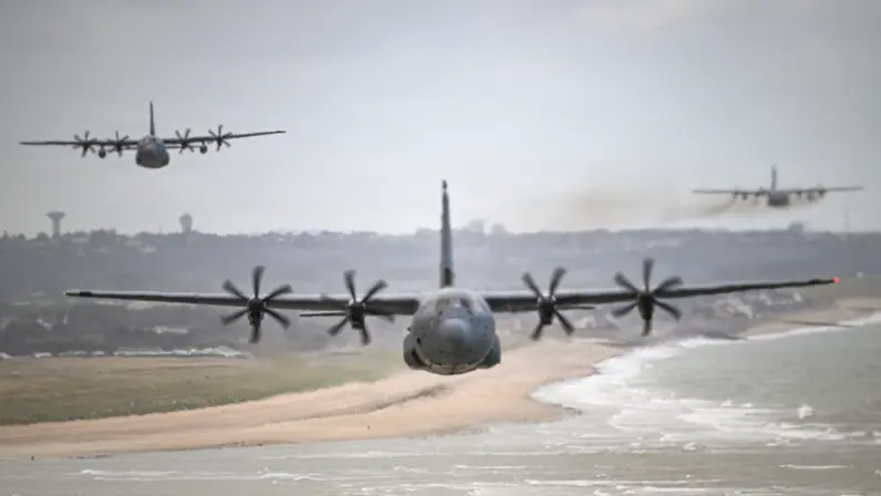 Drie C-130-vliegtuigen scheren laag over de France kust