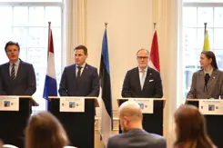 Ministers van Defensie Ruben Brekelmans, Hanno Pevkur,  Andris Sprūds en Dovilė Šakalienė staan achter 4 katheders met vlaggen erachter.
