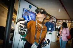 Vrouw met VR-bril op.