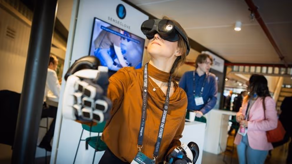 Vrouw met VR-bril op.