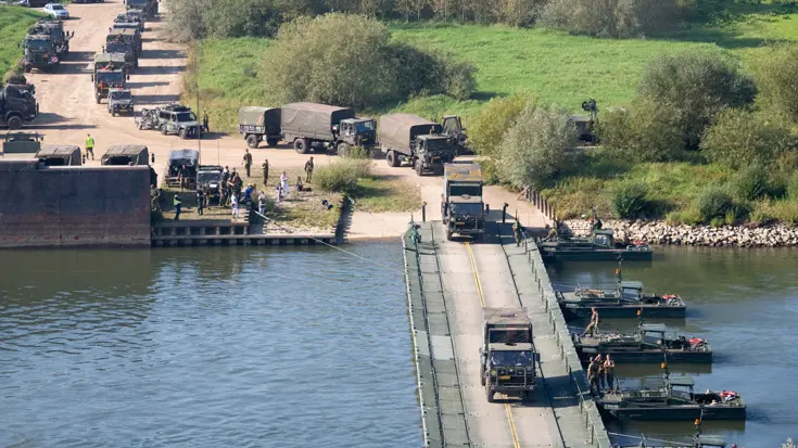 Op de locatie in Hedel van de Pioniers- en Pontonniersschool leren aankomend genisten bruggen bouwen, zoals hier bij Welsum tijdens de oefening Falcon Autumn in 2011.