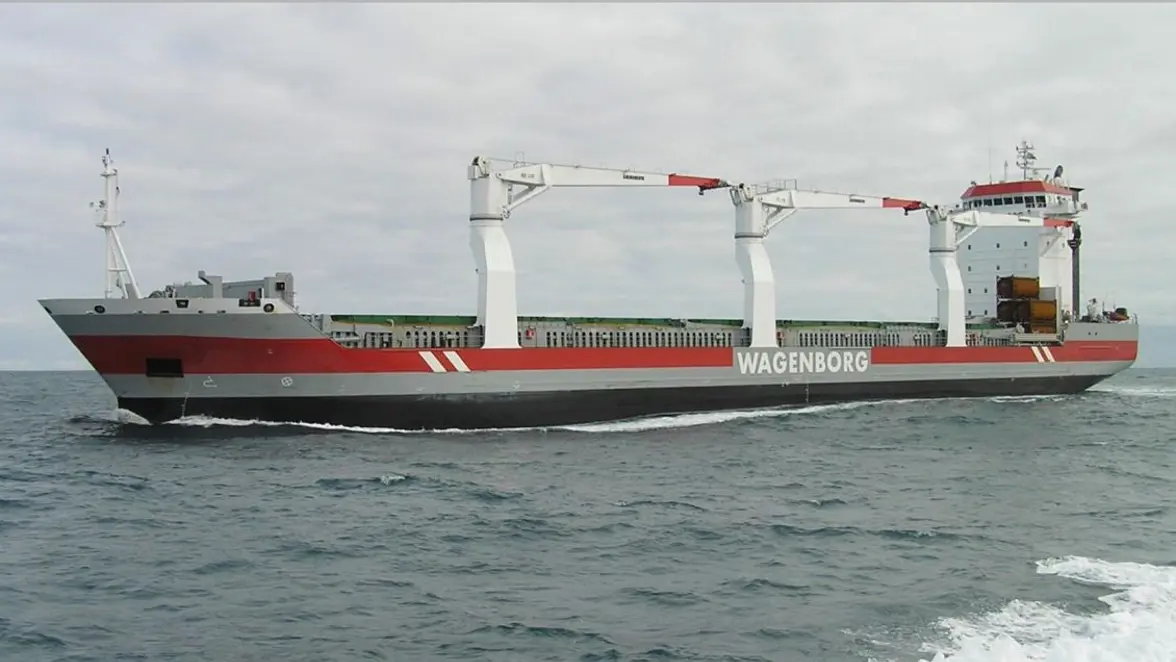 Een transportschip van Wagenborg op zee.